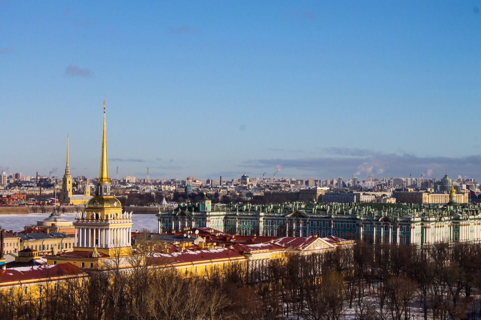 Вид на зимний Петербург с колоннады Исаакиевского собора